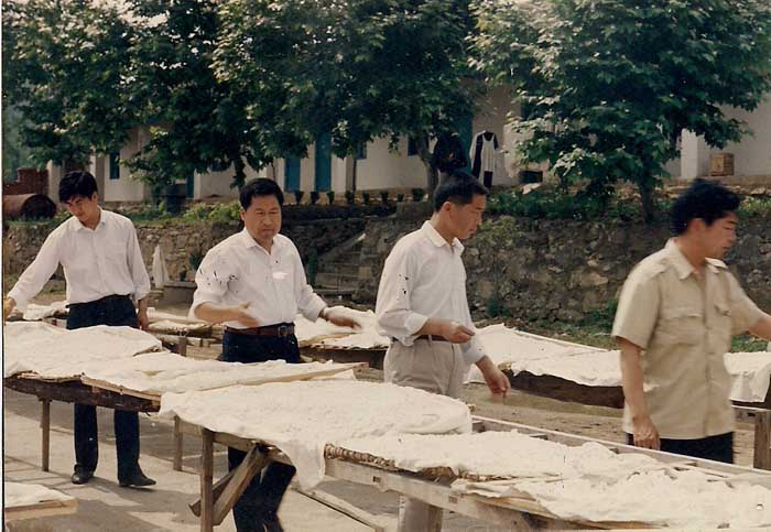 創(chuàng)業(yè)之初原鐘祥縣委副書記張衛(wèi)東一行來葛粉廠考察工作